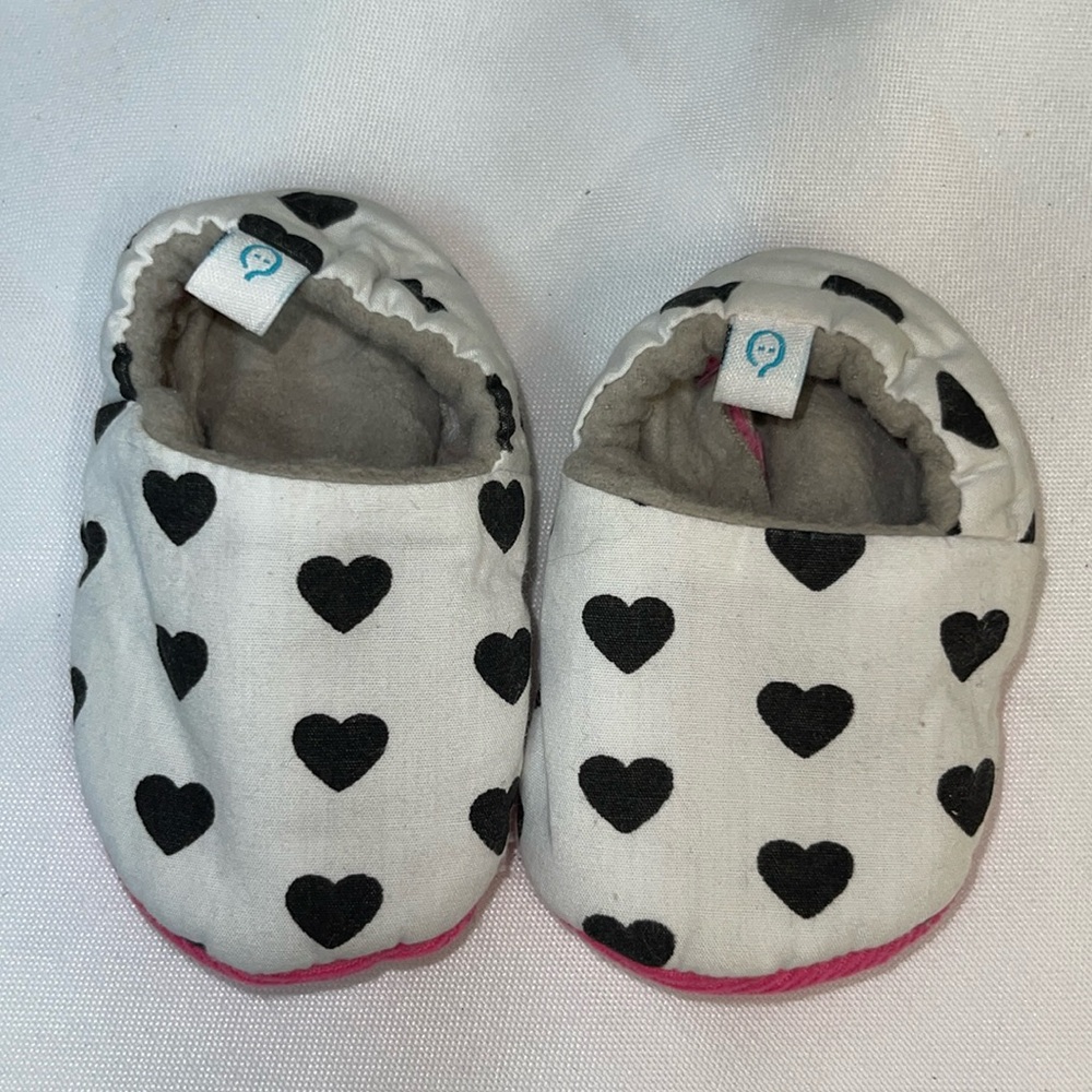Super soft newborn crib shoes, white with black hearts and pink soles
